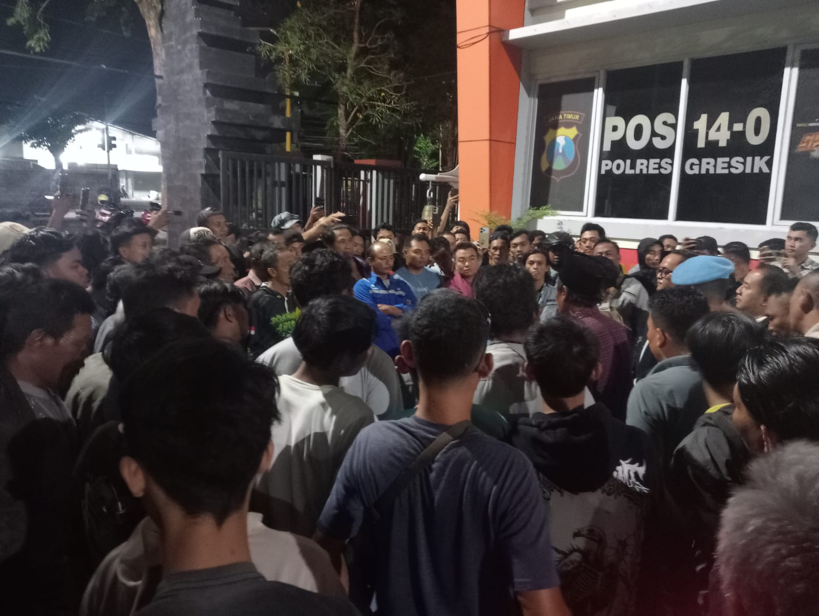 Warga Desa Tenggor Geruduk Polres Gresik, Protes Salah Tangkap dan Dugaan Penganiayaan Oknum Polisi