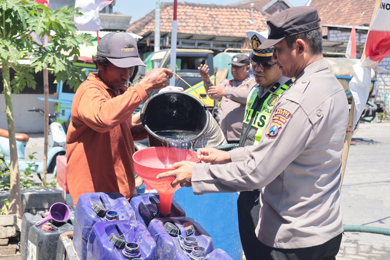 Polres Gresik Peduli, Salurkan Bantuan Air Bersih untuk Warga Tiga Desa Terdampak Kekerigan di Balongpanggang